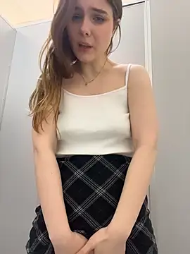 Lunabelle_ - play with my nipples + risky flash