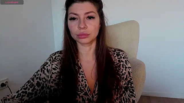 Jullyenn3 - make my pussy squirt outdoor please