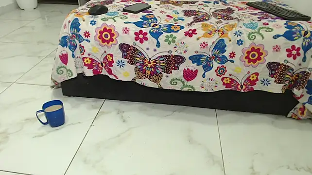 alejandrocock23 Adlı Modelin Canlı XXX Sohbeti