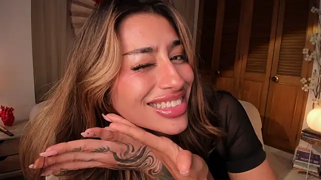 ConnieDeep Adlı Modelin Canlı XXX Sohbeti