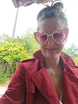 Frenchgirl - Je me touche les boobs 😘 2/3 min