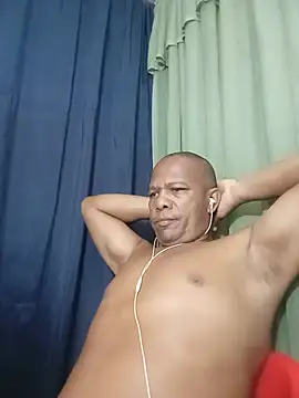bigblackcock75 Adlı Modelin Canlı XXX Sohbeti