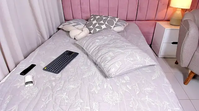 Elizabeth_rochee - RED ASS IN DOGGY FOR U