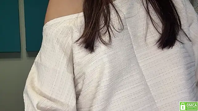 Juicy_Cutie - Hands under top, touch my boobs