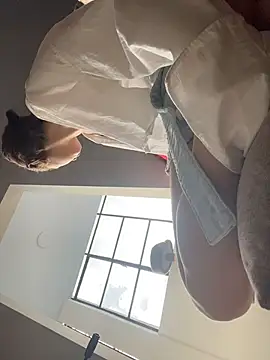 AlessiaPearly - Show tits + spit and touch them