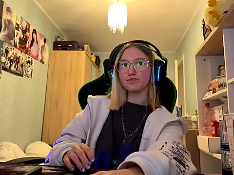 SoniaKotts - lick one’s finger)