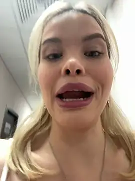 SMELLSEX Adlı Modelin Canlı XXX Sohbeti