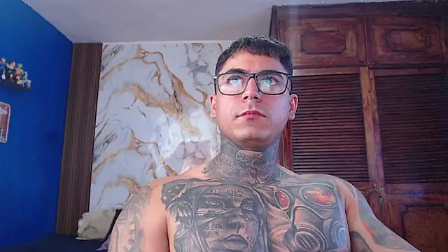 maxstroncm18's Live XXX Chat