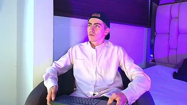 Tyler_Mcrey: онлайн-секс-чат