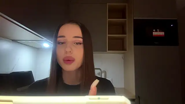 Dianaluves1 - Blow a kiss close to cam😘