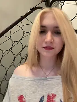 MarlboroWeb - flash my Boobs + pinch nipples close up