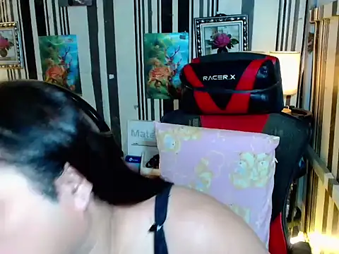 Ur-Mistress-Rhegz Chat XXX live