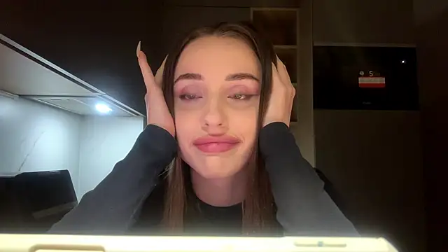 Dianaluves1 - Blow a kiss close to cam😘