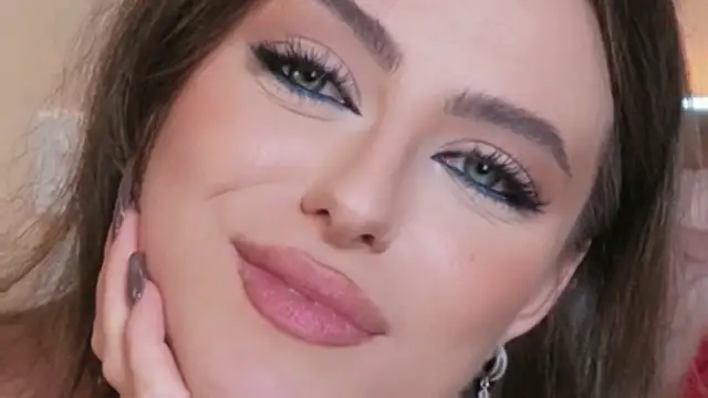 Sienna_Voss Adlı Modelin Canlı XXX Sohbeti