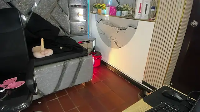 Yaluz_Naugthy: διαδικτυακό σόου στην κάμερα
