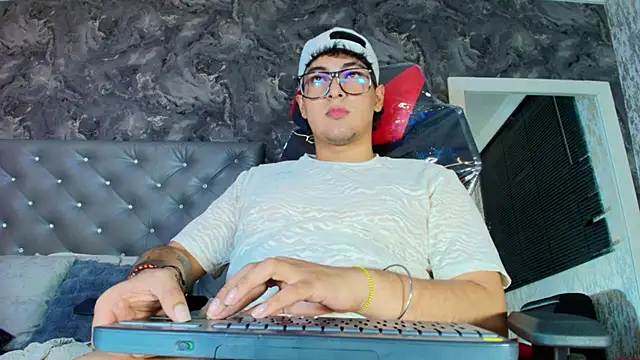 Stiveeeeen live XXX chat