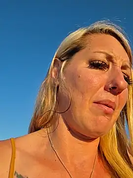 SheIsSomething live XXX chat