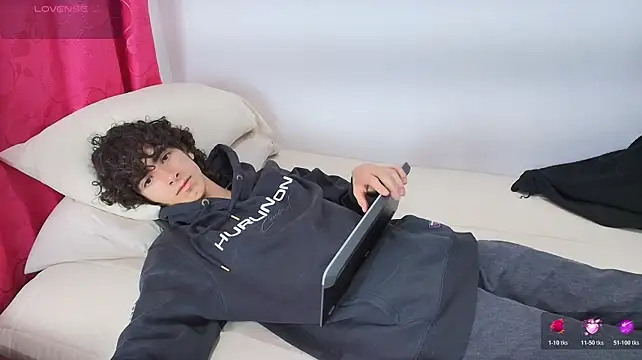 Nude_Boy18 在線直播表演