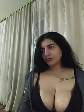 Chat +18 de MonikaSeXyDolce ao vivo