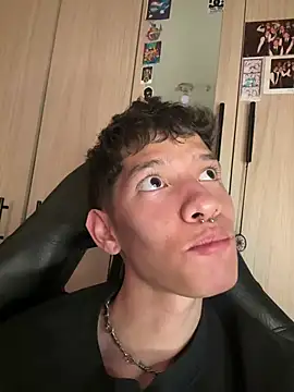 Czat XXX na żywo – heyy_noah11