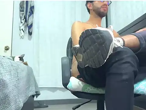 thomass1018 Adlı Modelin Canlı XXX Sohbeti
