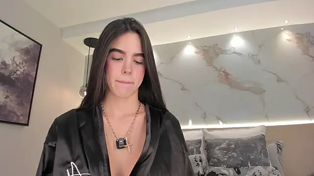 SolAvelar - shake my ass close up