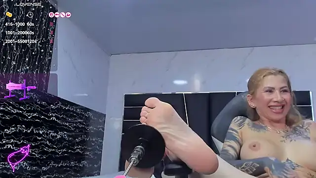 Ladyy_Scarlett - flash one's butt