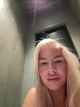 NewLale - Show tits