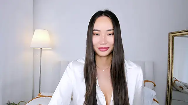NaomiYuu - teasing with bare ass