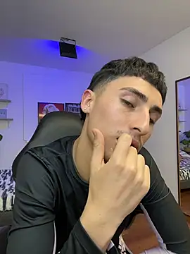 Benji23_ élő XXX-chatje