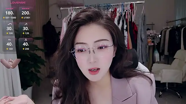 Yangyang-777 - 🎀剩我一个人加班了，真惨，（最新福利喷水视频和照片已更新，限时优惠11币解锁）