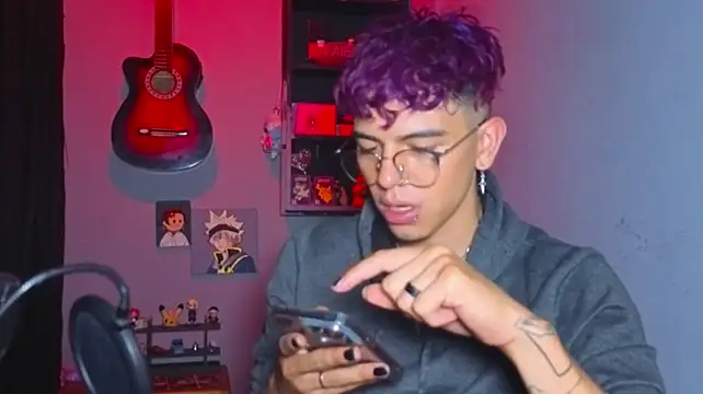 MikeyKuro Chat XXX in diretta