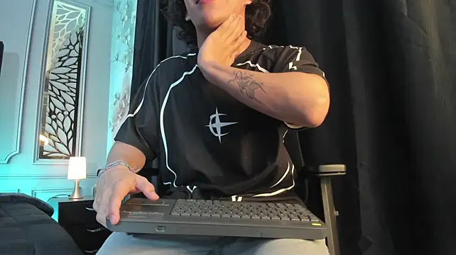 Živý XXX chat adrian_black86306