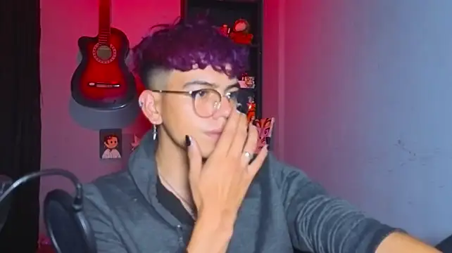 Chat +18 de MikeyKuro ao vivo