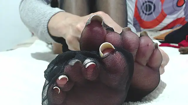Saaramiller - suck toes
