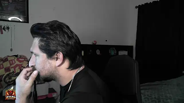 DevilPup75_ élő XXX-chatje