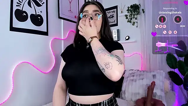 Samii_Evans - show + slap boobs