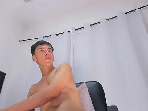 Онлайн чат XXX MaxLeons