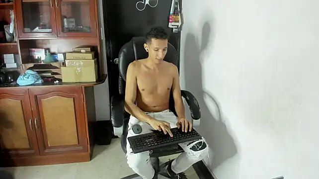 AlphaMarco live XXX chat