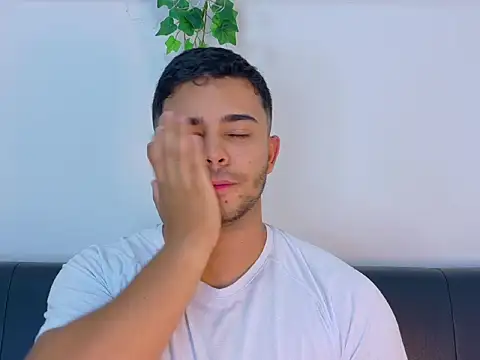 צ'אט XXX בשידור חי של TylerWest_