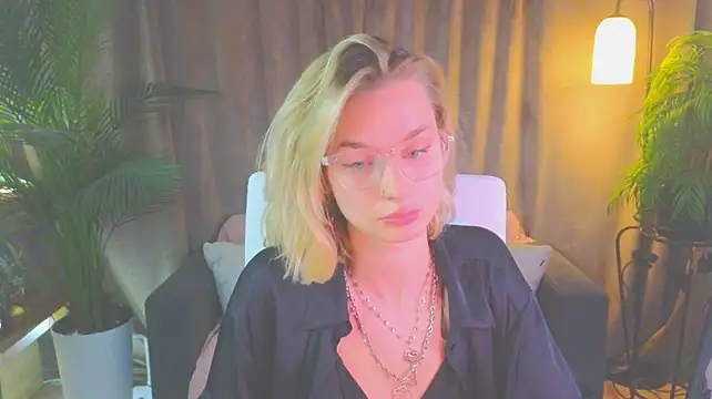 NoraMoreau's Live XXX Chat