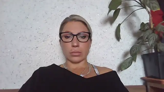 fox_red_lady7 Adlı Modelin Canlı XXX Sohbeti