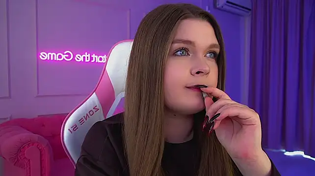 CrystalLyons' Live XXX Chat