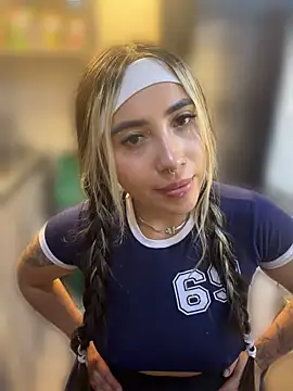 ManuelaVeeleez - Full naked in the kitchen