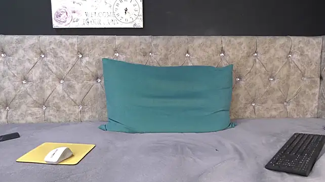 HugJulian's Live XXX Chat