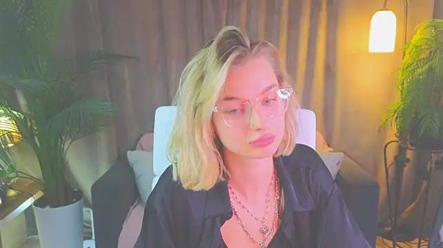 NoraMoreau's Live XXX Chat
