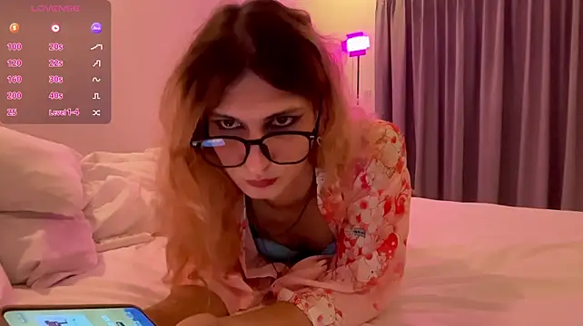 AlicePinkhead live XXX chat