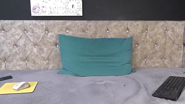 HugJulian Live XXX Chat