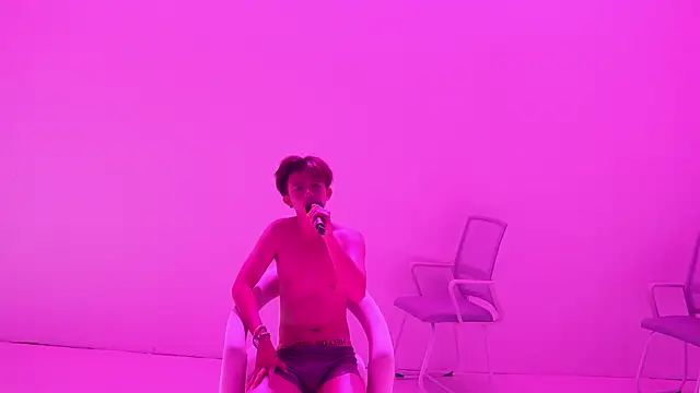 XXX chat uživo modela DND-588