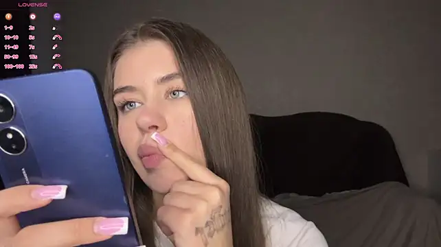 LypsiXo - lick my lips close to the camera?